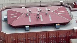Vista aérea de la prisión de máxima seguridad de La Roca que muestra un dron en el techo en Guayaquil, Ecuador, tomada el 12 de septiembre de 2023. Las autoridades están investigando un presunto artefacto explosivo dejado por un dron la madrugada del martes en el techo de la instalación.