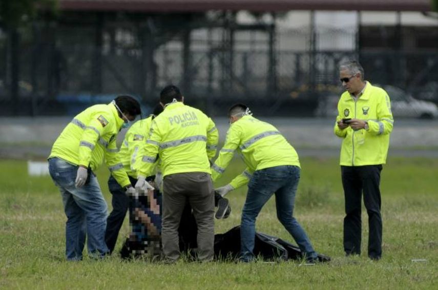 Agentes de la Policía de Ecuador llegaron al lugar donde cayeron las dos personas que presumiblemente viajaban en el tren de aterrizaje de un avión de Latam Airlines con destino a Nueva York.