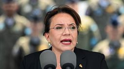 La presidenta hondureña, Xiomara Castro, pronuncia un discurso durante el 93º aniversario de la Fuerza Aérea Hondureña en Tegucigalpa, el 12 de abril de 2024.