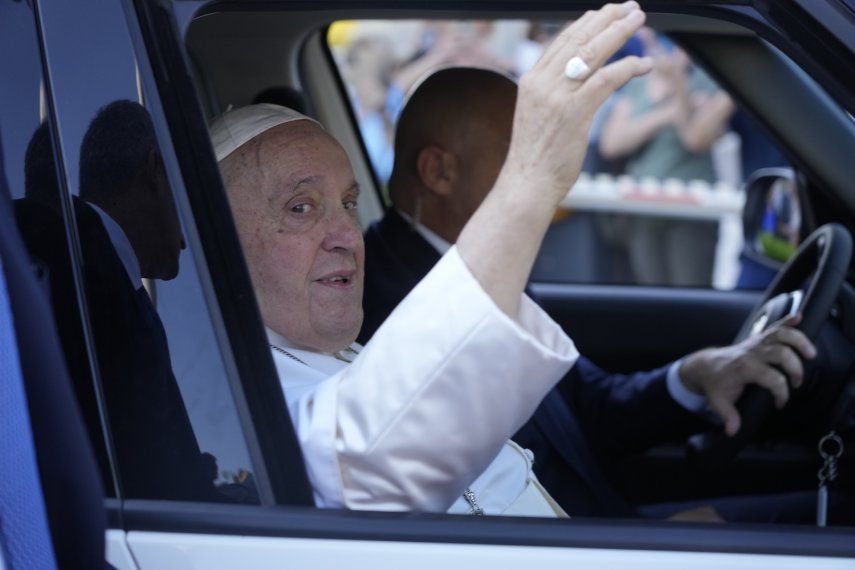 El papa Francisco saluda desde un coche tras salir del hospital policlínico universitario Agostino Gemelli en Roma, el 16 de junio de 2023, nueve días después de someterse a una operación abdominal.&nbsp;