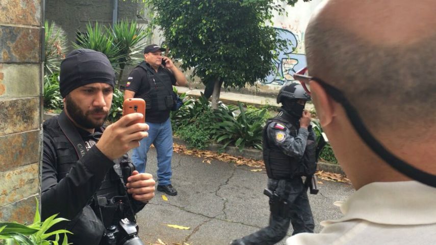 Simonovis, que cumple una condena de 30 años por 2 de las 19 muertes ocurridas en el golpe de Estado de 2002 contra el fallecido presidente Hugo Chávez, fue devuelto a arresto domiciliario tras pasar unas tres horas en el Servicio de Inteligencia (SEBIN).