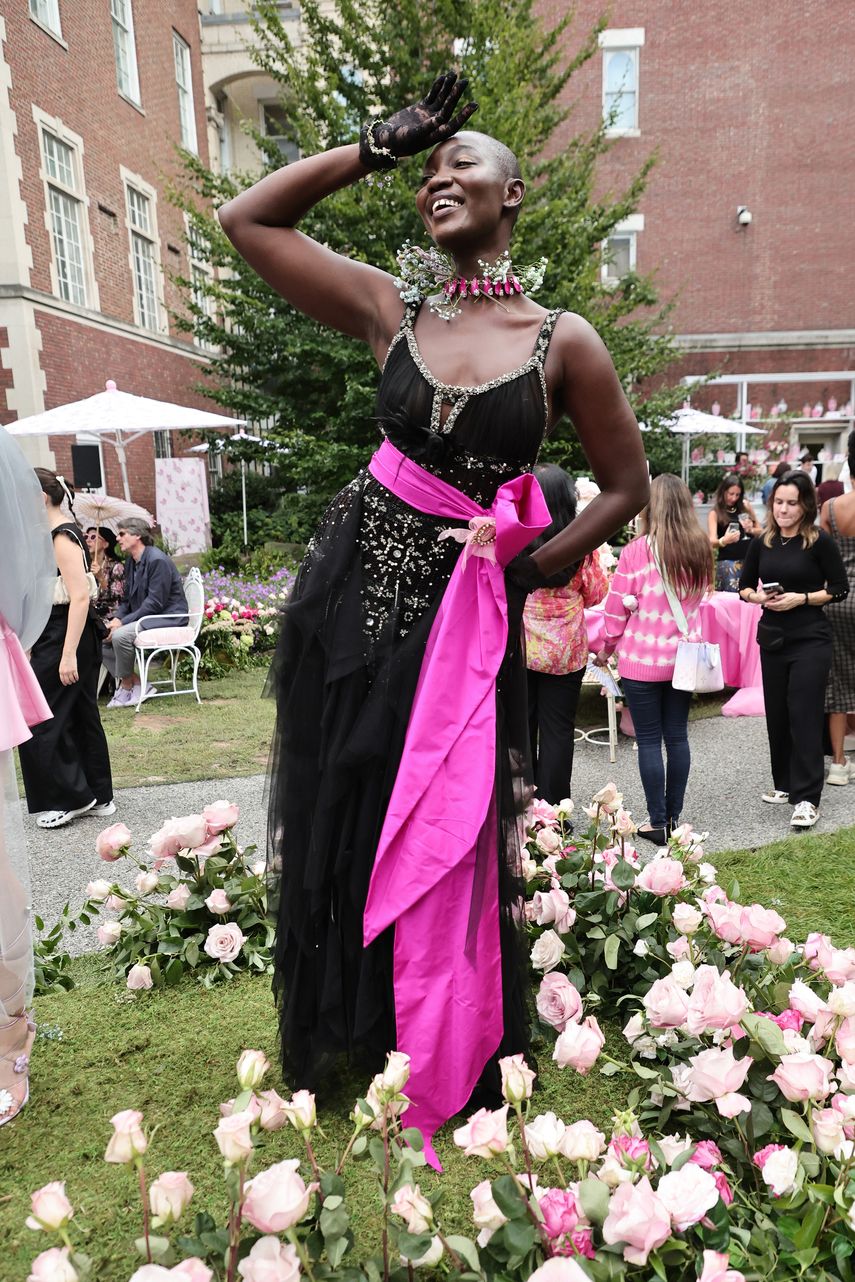 Una modelo asiste a la presentación LoveShackFancy durante la Semana de la Moda de Nueva York de septiembre de 2022: The Shows at Cooper Hewitt, Smithsonian Design Museum el 12 de septiembre de 2022 en la ciudad de Nueva York.