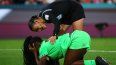 La árbitro Melissa Borjas revisa a la defensora de Nigeria #22 Michelle Alozie durante el partido de fútbol de octavos de final de la Copa Mundial Femenina de Australia y Nueva Zelanda 2023 entre Inglaterra y Nigeria en el Brisbane Stadium en Brisbane el 7 de agosto de 2023.