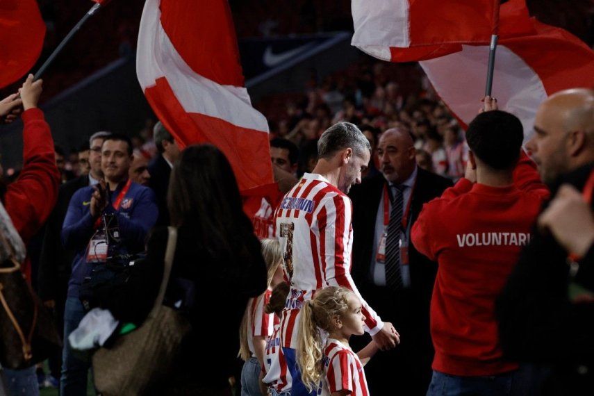 El delantero francés del Atlético de Madrid, Antoine Griezmann, número 07, toma de la mano a sus hijos al abandonar el terreno de juego tras la ceremonia de despedida posterior al partido de la liga española entre el Club Atlético de Madrid y el Girona FC en el estadio Metroplitano de Madrid el 17 de mayo de 2026.