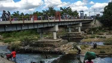 La gente se baña en el río Masacre, llamado así por una sangrienta batalla entre colonizadores españoles y franceses en el siglo XVIII, en la frontera con Haití en Juana Méndez, República Dominicana, el 19 de noviembre de 2021.
