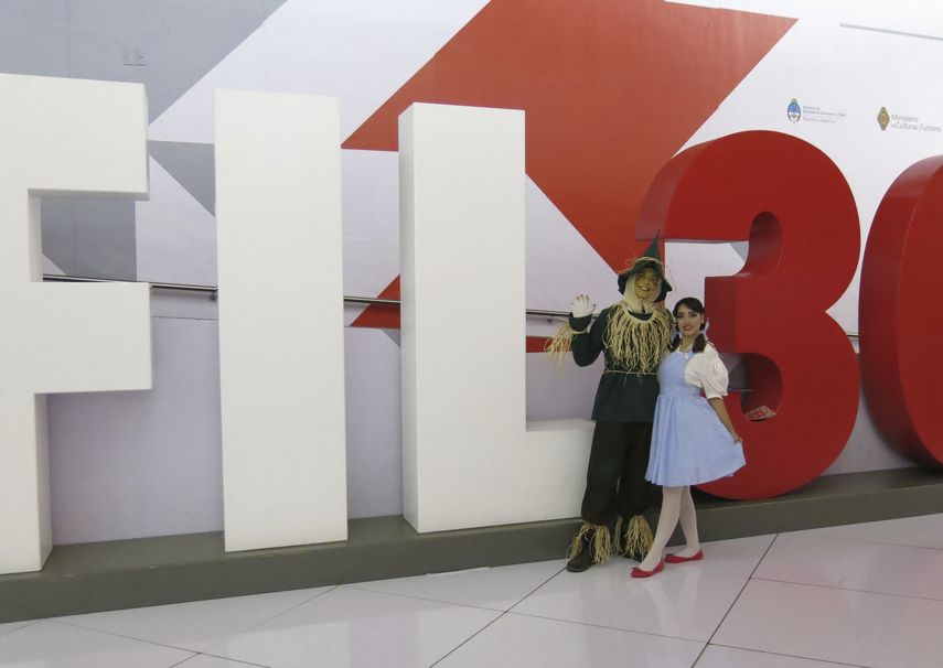 En esta foto del 28 de noviembre del 2016, promotores de la biblioteca gratuita digital El Libro Total, vestidos como personajes de El mago de Oz, posan durante la Feria Internacional del Libro de Guadalajara.&nbsp;