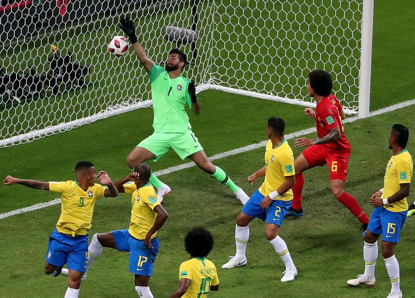 Fernandinho anotó en propia puerta tras un tiro de esquina.