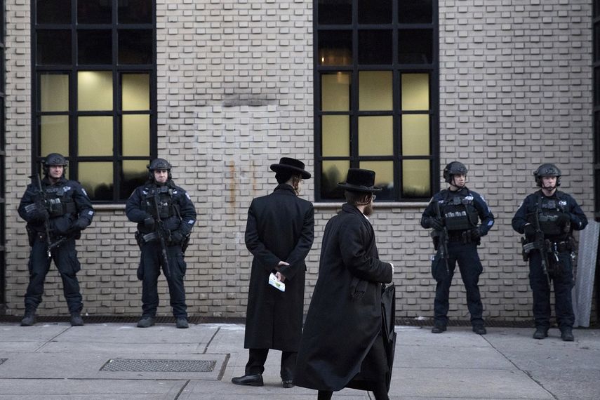 Policías custodian una sinagoga de Brooklyn, Nueva York, el 11 de diciembre del 2019. EEUU padece una ola de antisemitismo que desconcierta a la juventud judía, que pensaba que eso era algo del pasado.