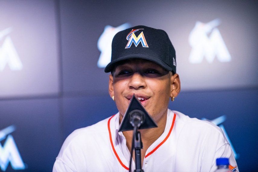 El prospecto cubano Víctor Mesa Jr., de los Marlins de Miami, habla durante la rueda de prensa de su presentación como nuevo miembro del equipo, el 22 de octubre de 2018.