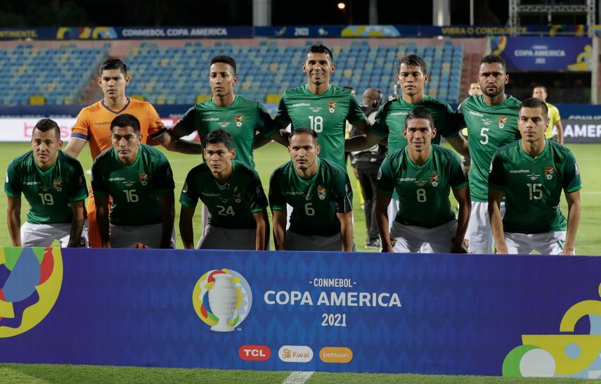 Los jugadores de Bolivia posan antes del partido de la Copa América frente a Paraguay, el lunes 14 de junio de 2021, en Goiania, Brasil&nbsp;