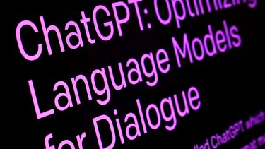 ChatGPT, que fue lanzado en noviembre del año pasado, ha tenido una rápida aceptación de los usuarios, quienes han quedado impresionados por su capacidad para responder a preguntas difíciles, escribir sonetos e incluso pasar exámenes.