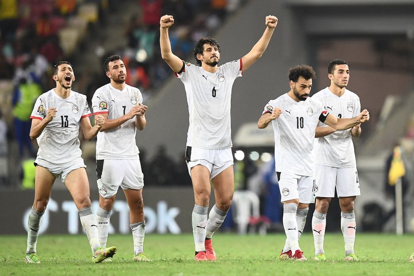 La selección de Egipto celebra el triunfo desde los penales ante Costa de Marfil en la Copa de África de Naciones. Mohamed Salah anotó el último tanto de la tanda