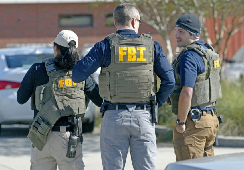 Un equipo de FBI realiza&nbsp; una investigación.