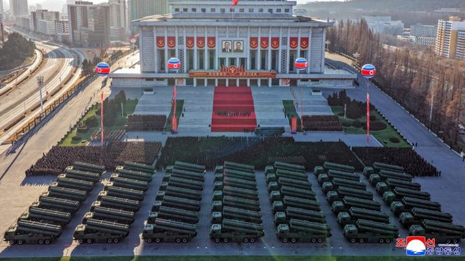 Fotografía cedida por la agencia estatal de noticias KCNA que muestra lanzacohetes este jueves, en un evento de gobierno en Pionyang (Corea del Norte).&nbsp; 