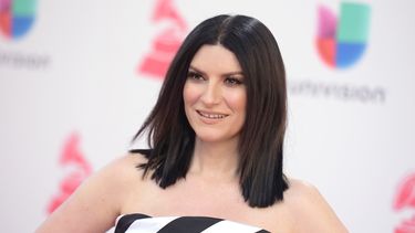 En esta foto del 17 de noviembre de 2016, Laura Pausini llega a la 17a entrega anual de los Latin Grammy en Las Vegas.
