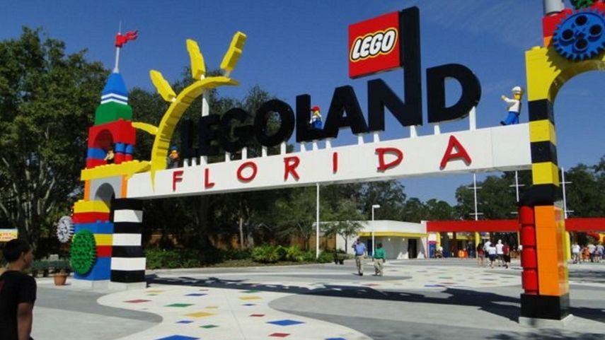 Vista de la entrada del parque temático Legoland, en Florida.