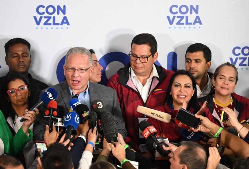 Perkins Rocha, asesor legal del partido de oposición Vente Venezuela, habla con los medios de comunicación mientras espera los resultados de las elecciones presidenciales en Caracas el 28 de julio de 2024, comicios en los que el régimen de Nicolás Maduro cometió fraude.