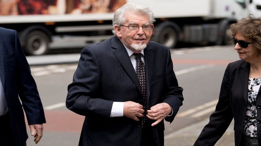 El presentador australiano de la BBC Rolf Harris llega al Tribunal de la Corona de Southwark en Londres el 22 de mayo de 2017 para una audiencia judicial acusado de cuatro cargos de agresión indecente.