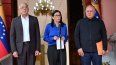La gobernante interina de Venezuela, Delcy Rodríguez (centro), habla junto al presidente de la Asamblea Nacional, Jorge Rodríguez (I), y el ministro del Poder Popular para Interior, Diosdado Cabello, durante una conferencia de prensa en el Palacio Presidencial de Miraflores en Caracas, el 14 de enero de 2026. La gobernante interina de Venezuela, Delcy Rodríguez (centro), habla junto al presidente de la Asamblea Nacional, Jorge Rodríguez (I), y el ministro del Poder Popular para Interior, Diosdado Cabello, durante una conferencia de prensa en el Palacio Presidencial de Miraflores en Caracas, el 14 de enero de 2026.
