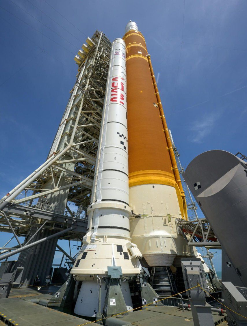 Fotografía cedida por la NASA en la que se muestra el cohete del Sistema de Lanzamiento Espacial (SLS) y la nave espacial Orion de la misión Artemis II este lunes, en el Centro Espacial Kennedy en Cabo Cañaveral (Estados Unidos).&nbsp; &nbsp;&nbsp;