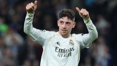 El mediocampista uruguayo del Real Madrid, Federico Valverde, saluda tras la culminación de un partido, el 11 de marzo de 2026.