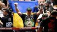 El ucraniano Oleksandr Usyk celebra tras derrotar al neerlandés Rico Verhoeven (fuera de cuadro) por nocaut técnico durante su combate de boxeo por el Campeonato Mundial Peso Pesado del CMB Gloria en Giza en las Pirámides de Giza el 23 de mayo de 2026.