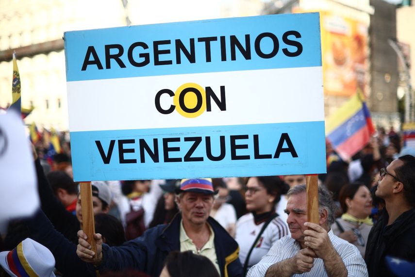 Hombres sostienen un cartel que dice Argentinos con Venezuela durante una protesta contra los resultados de las elecciones presidenciales de Venezuela en Buenos Aires el 3 de agosto de 2024.