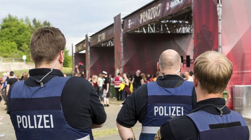 Los organizadores indicaron a los asistentes que abandonaran el solar, mientras fuerzas policiales proceden a inspeccionar la zona.