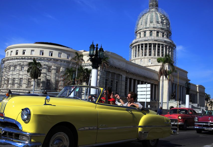 Dos turistas viajan en un viejo auto descapotable este sábado, 16 de diciembre de 2017, por una calle de La Habana (Cuba).&nbsp;&nbsp;