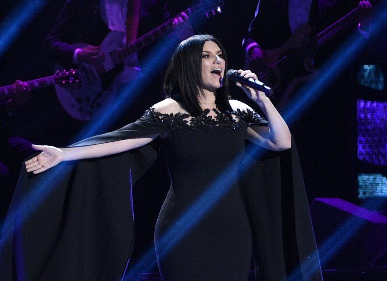 Laura Pausini Esta En Desacuerdo Con Los Homenajes A Diego Maradona