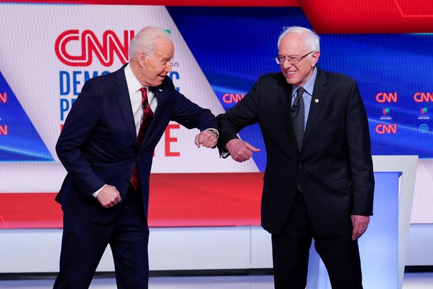En esta foto del 15 de marzo del 2020, el ahora candidato presidencial demócrata Joe Biden, izquierda, y el senador Bernie Sanders que se identifica como socialista demócrata, se saludan antes del comienzo del debate presidencial demócrata en los estudios de la CNN en Washington.