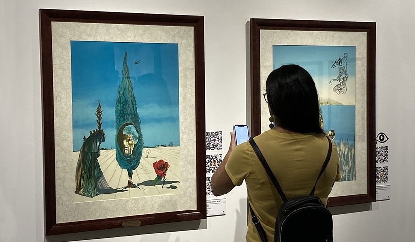 Móvil en mano, para conocer la obra a través de una aplicación digital.