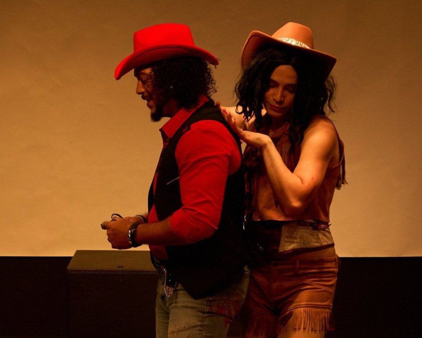 Eddy Estrada y Lola Bosch en una escena de la pieza teatral.