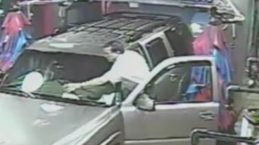 Este hombre solamente quería lavar su coche en una estación de servicio, pero hizo caso omiso a las simples reglas de seguridad, algo de lo que se arrepentirá toda su vida.