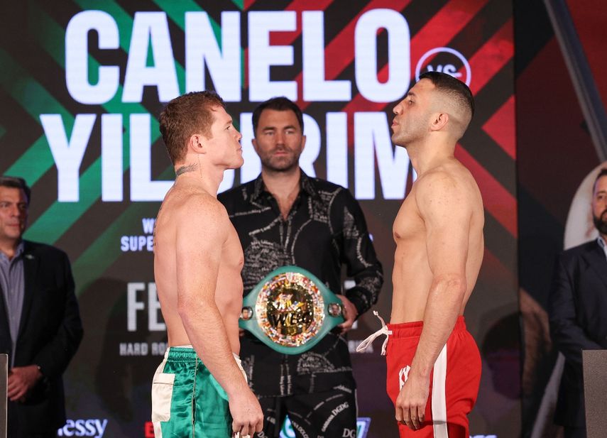 Esta foto del folleto proporcionada por Matchroom Boxing muestra al boxeador mexicano Saúl Canelo Álvarez (izq.) Y al boxeador turco Avni Yildirim enfrentándose después de sopesarse para su próxima pelea en Miami, Florida el 26 de febrero de 2021.&nbsp;