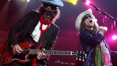 El guitarrista Joe Perry (i) y el cantante Steven Tyler (d), del grupo Aerosmith.