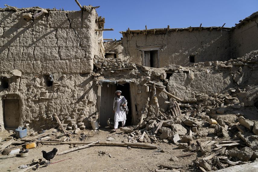Un hombre sale de su casa dañada por un sismo en la localidad de Gayan, en la provincia de Paktika, el viernes 24 de junio de 2022, en Afganistán.&nbsp;&nbsp;