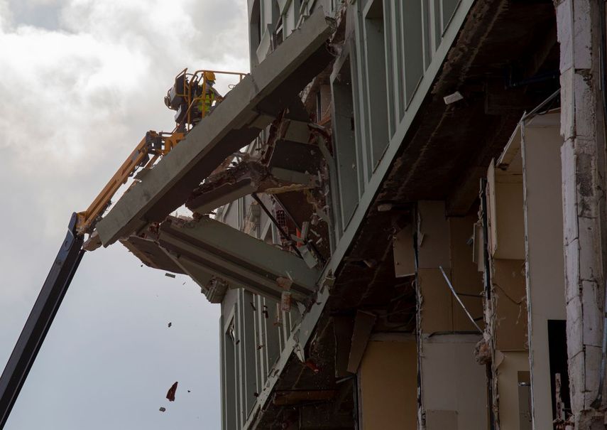 Un trabajador retira parte de la fachada dañada en el lugar de una explosión mortal que destruyó el Hotel Saratoga de cinco estrellas en La Habana Vieja, Cuba, el domingo 8 de mayo de 2022.
