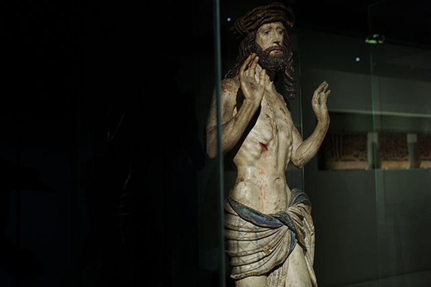 Una estatua de madera de 1520, Cristo mostrando sus heridas, en el Louvre en París. (AP)