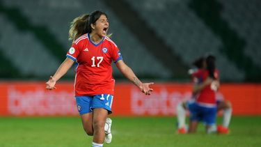 La defensora Javiera Toro, de Chile, festeja el triunfo sobre la Vinotinto de Venezuela en partido por el quinto lugar de la Copa América Femenina, en Armenia, Colombia, el domingo 24 de julio de 2022.&nbsp;