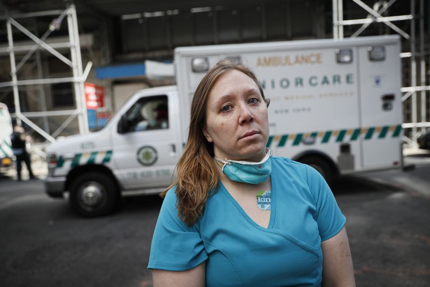 La enfermera Elizabeth Schafer, de 36 a&ntilde;os, de St. Paul, Minnesota, antes de entrar al hospital Beth Israel Mount Sinai para iniciar su segundo d&iacute;a como voluntaria para combatir la pandemia del COVID-19, el mi&eacute;rcoles 1 de abril de 2020.&nbsp;