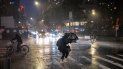 Peaones cubriéndose en la calle cerca de Columbus Circle, en la ciudad de Nueva York, el miércoles 1 de septiembre de 2021, al paso de los restos del huracán Ida. Peaones cubriéndose en la calle cerca de Columbus Circle, en la ciudad de Nueva York, el miércoles 1 de septiembre de 2021, al paso de los restos del huracán Ida.