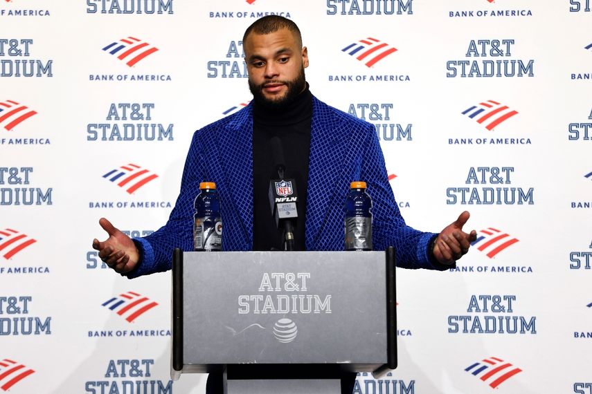 El quarterback de los Cowboys de Dallas, Dak Prescott, hace declaraciones durante una conferencia de prensa tras el partido contra los 49ers de San Francisco en la ronda de comodines de la NFL en Arlington, Texas, el domingo 16 de enero de 2022.&nbsp;