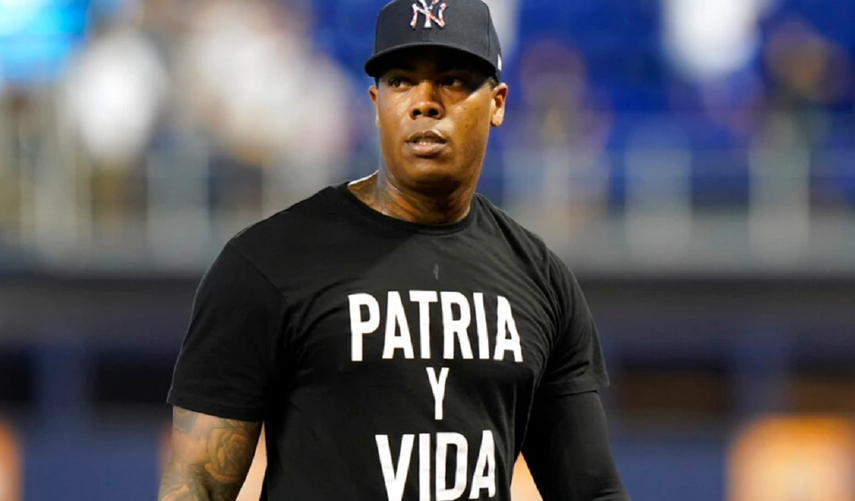 Los Yankees de New York, instados por el cubano Aroldis Champan El Misil vistieron camisetas con la frase “Patria y Vida”