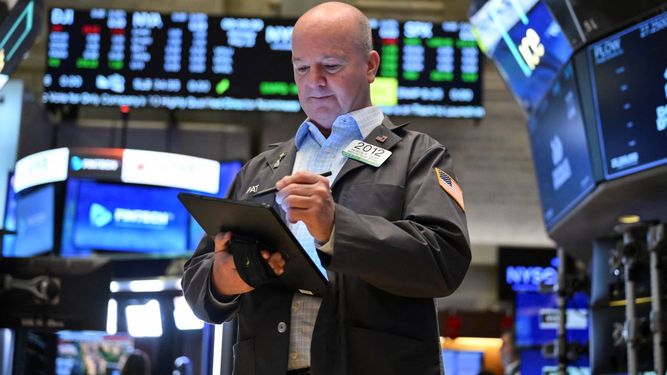 Un agente de la Bolsa de Nueva York trabaja en el piso de remate.