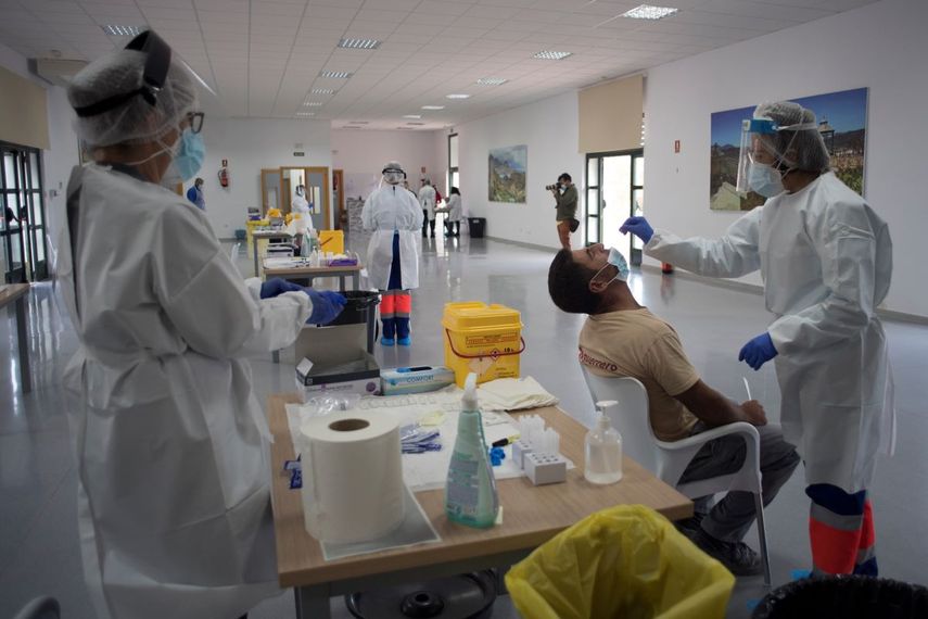 Un trabajador de la salud toma una muestra con un hisopo a un hombre en un centro de pruebas para COVID-19 en Ronda, el 11 de noviembre de 2020. El número de muertos en España aumentó a más de 40.000 hoy, con infecciones que superan la marca de 1,4 millones de personas.