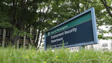 En esta fotograf&iacute;a del 26 de mayo de 2020 puede verse un letrero en la sede del Departamento para la Seguridad del Empleo, en Olympia, Washington.&nbsp;