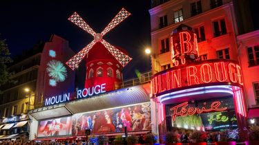 Esta fotografía muestra una vista general del cabaret Moulin Rouge, antes de la inauguración de las aspas del molino de viento del teatro en París el 5 de julio de 2024, un evento que marca el regreso de las luces del cabaret de cara a los Juegos Olímpicos de París 2024.&nbsp;