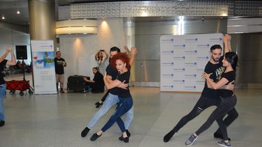 Los bailarines de Tango Lovers sorprenden a los viajeros en el Aeropuerto Internacional de Miami.&nbsp;