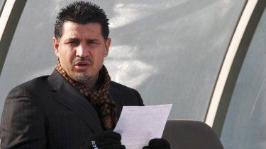 El seleccionador iraní, Alí Daei, sostiene una hoja de papel antes de un partido de la Copa Asiática ante Singapur, el 14 de enero de 2009.